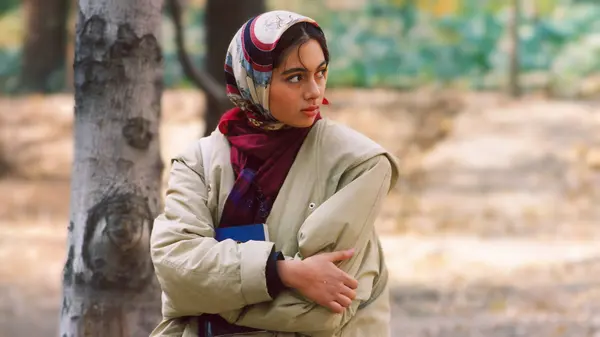 دختری با کفشهای کتانی